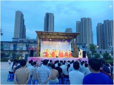 句容市文藝演出在北部新城項(xiàng)目部舉行